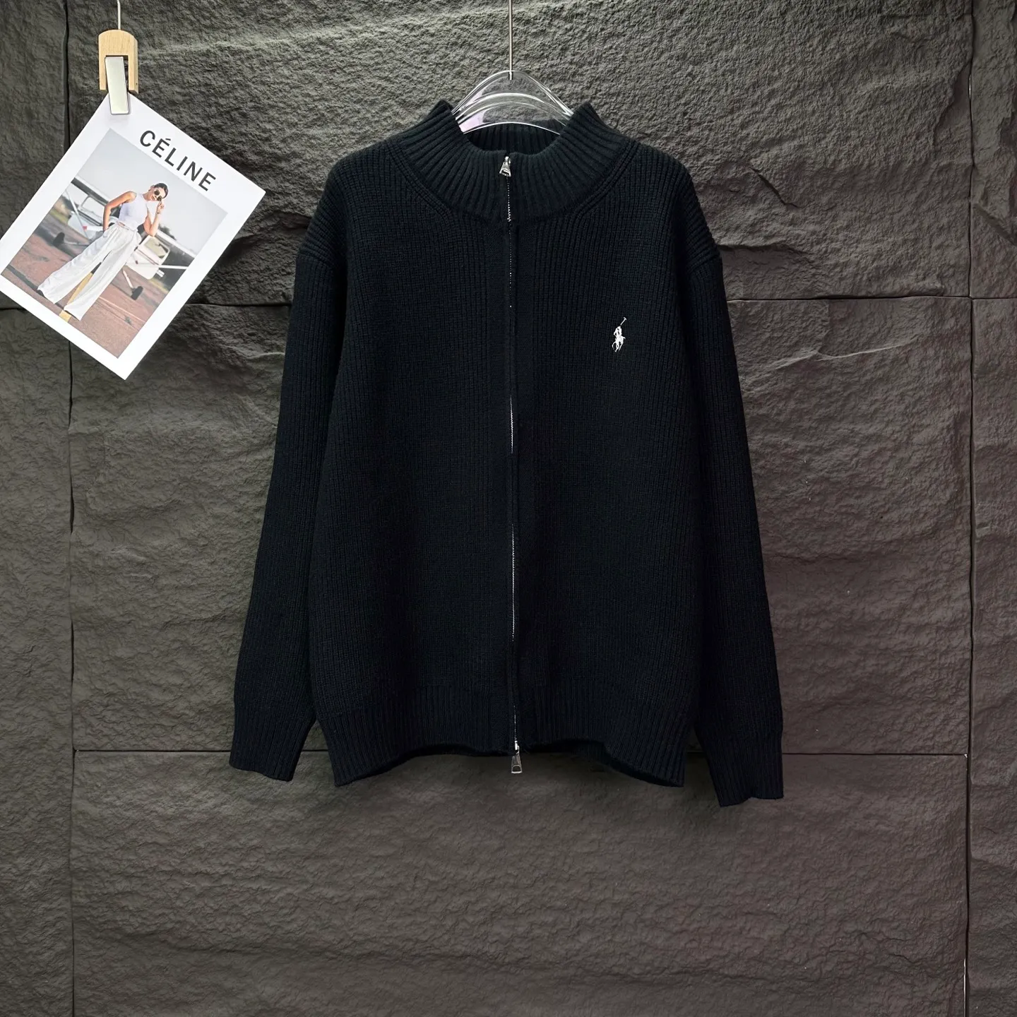 P340 Ralph Lauren 2025 new classic embroidered logo couple style zipper knitted sweater 🔥High version🔥High version🔥 The fabric is made of 32-count cotton yarn blended material, which is skin-friendly and does not stick to the body. It does not cause pilling. It feels very soft and super comfortable. It is fashionable and personalized. It is a super versatile and beautiful knitted sweater. It is very suitable for both men and women. It is a must-have for everyone. Packaging, tag, collar label, washed wheat, complete👍 Color: black, gray Size: M-2XL
